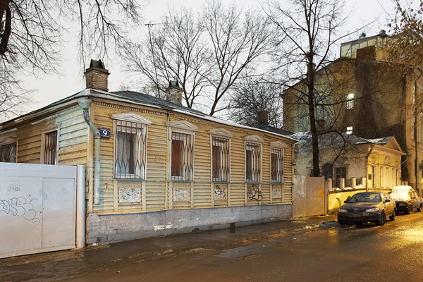 Прогуливаясь по Москве, в переулках между Остоженкой и Пречистинкой, легко набрести на этот непримечательный домик. Именно он по многим данным описан в романе как дом Мастера