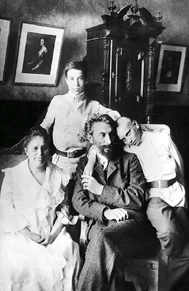Борис Пастернак с отцом Леонидом Осиповичем, матерью Розалией Исидоровной и братом  Александром