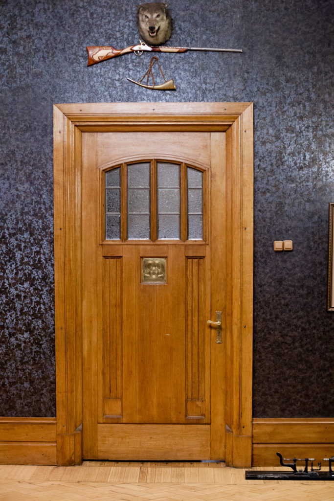 Дверь хозяйского кабинета. Фото Ю.Звездкин