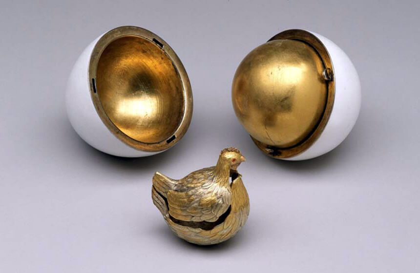 Самое первое яйцо Фаберже: «Курочка», 1885 г. Золото, эмаль