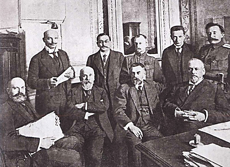 Временный комитет Гос.Думы, февраль 1917. Гучков сидит третий слева, Родзянко сидит крайний справа, Шульгин стоит крайний слева.