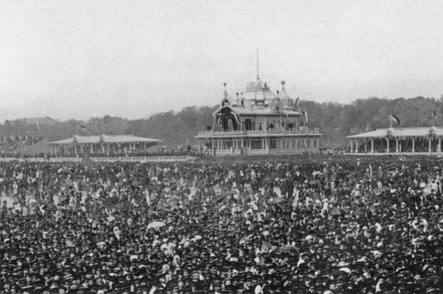 Ходынское поле 30 мая 1896 года. Народ уже толпится. Трагедия случится вот-вот.