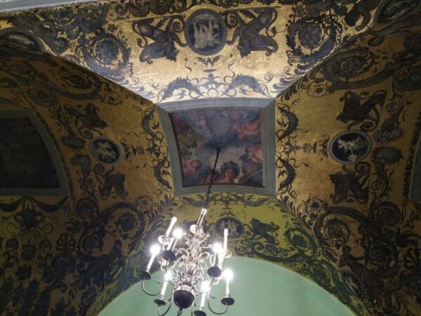 золотой потолок в особняке Тарасова